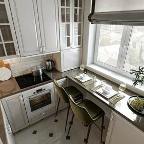 Как обустроить кухню с окном?