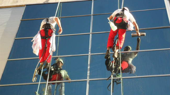 Мойка стеклянных фасадов зданий альпинистами