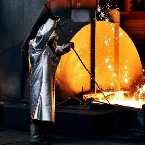 Преимущества алюминизированных краг металлурга: защита от высоких температур и опасностей конвективного тепла