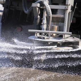 Несколько способов того, как правильно применять соль на проезжей части, не причиняя вреда окружающей среде